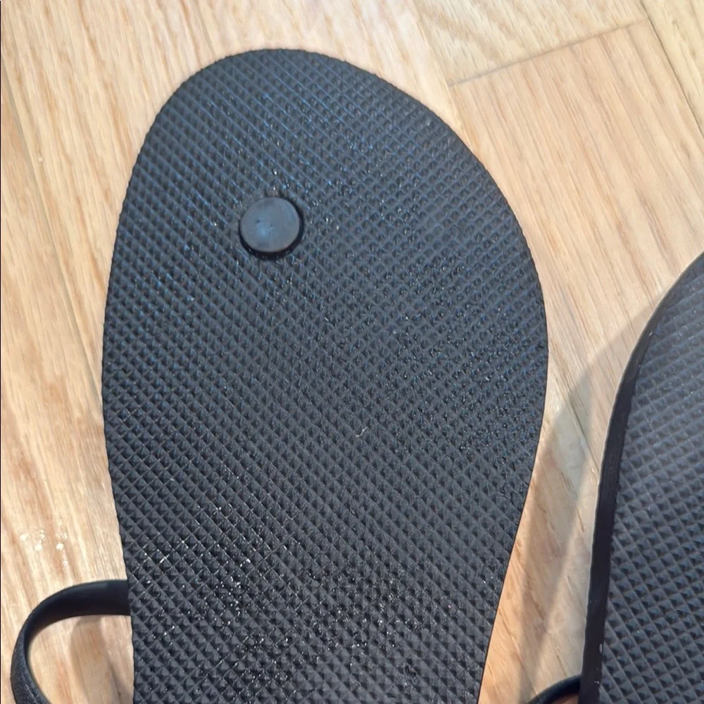 Old Navy Classic Black Sandals new with no tag